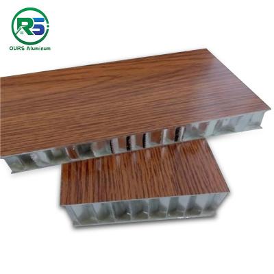 Chine Panneau en aluminium acoustique 3D de nid d'abeilles de couleur en bois imprimant des tuiles de mur intérieur à vendre