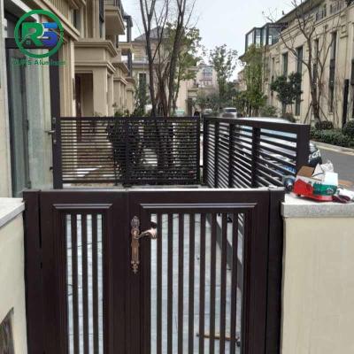 Chine Les panneaux verticaux en aluminium raisonnables d'intimité de balustrade de lamelle ont adapté aux besoins du client à vendre