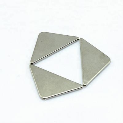 China Custom industrial magnet zinc coated n50 triangle neodymium magnet for handbags for sale