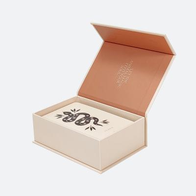 China 2021 Recyclable Foldable Paper Packaging Wholesale Custom Magnetic Gift Box Packaging for sale