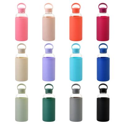 中国 500ml Sustainable Glass Water Bottle With Silicone Sleeve And Grip Lid 販売のため