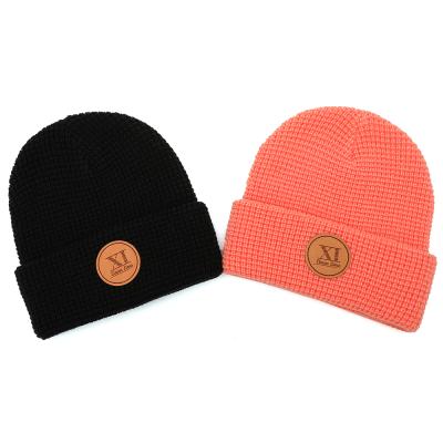 China Custom Made Unisex Ribbed Skull COMMON Beanie Cap, Leather Patch Logo Knitted Cuffed Beanie Hat, Mens Winter Luxury Waffle Knit Beanie for sale