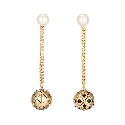 China New fashion vintage hollow ball cavity TRENDY French niche design exquisite gold pearl earrings premium for sale