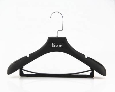 China Anti-Slip Wide Plastic Hanger Black Non-Slip Plastic Shoulder Suit Hanger With Bar for sale