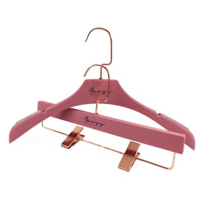 China Customized CLASSIC duty rose rubber coated plastic hanger for dress hanger for sale