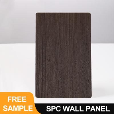 中国 SPC 壁パネル 600*2440*4mm 推奨 防水石 プラスチック 環境に優しい 室内装飾 ホテルの浴室 販売のため