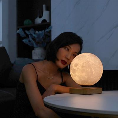 China Cheap Designed Postmodern Minimalist 360 Degree Automatic Rotation Led Magnetic Levitation 18CM Moon Table Lamp zu verkaufen