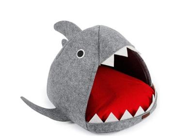 China Mechanical Wash Felted Wool Cat House Shark Pattern With Detachable Mat for sale