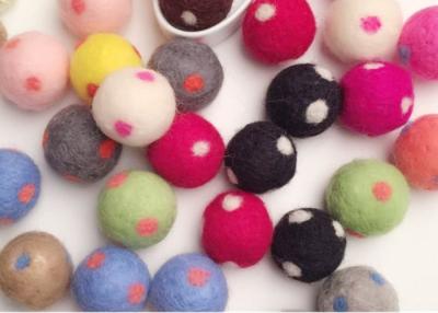 China Handmade Circle Dot Pattern Felt Ball Crafts 2CM Diameter EN71 Standard for sale