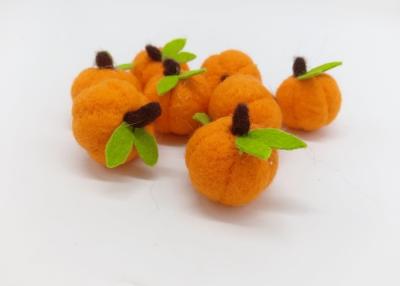 China bolas del fieltro de las lanas de la calabaza de los 4cm Halloween que crean la atmósfera de Halloween en venta