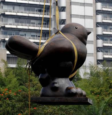 China Wholesale Europe Supplier Famous Big Bird Society Bronze Statue Fernando Botero Made In China for sale