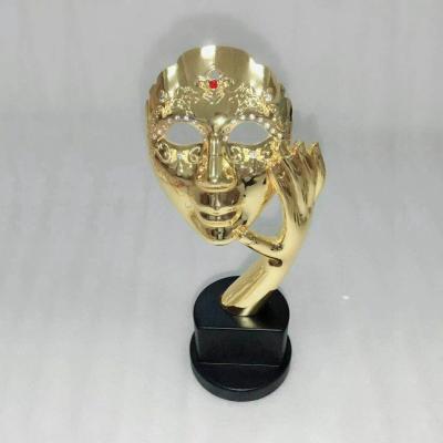 China Custom Europe Gold Plated Figurines Metal Mask Trophy On Wooden Base for sale