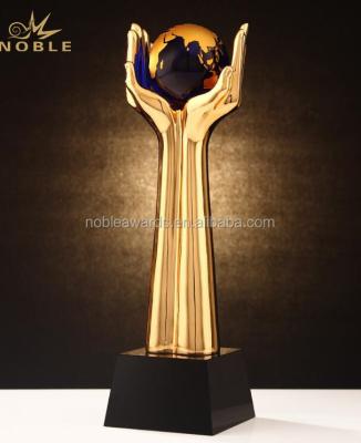 China Custom Engraved Europe Nobleman Resin Hands Trophy Awards With Globe for sale