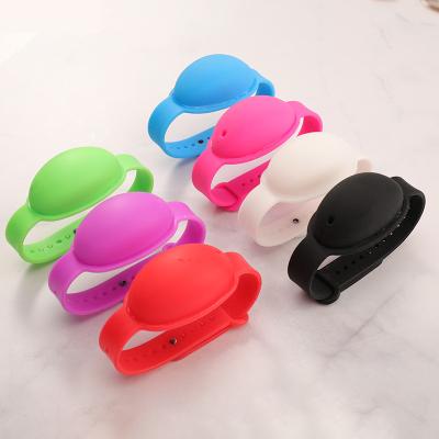 China 2020 Artificial Hot Selling Quzeey Portable Wearable Squeezing Silicone Hand Sanitizer Wrist Band/Dispensing Wristband for sale