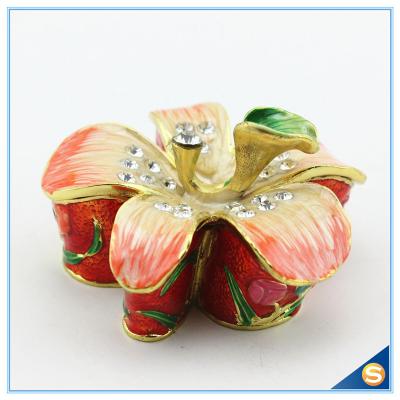 China Metal Material Beautiful Flower Shape Crystal Trinket Box SCJ564 for sale