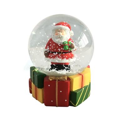 China Custom Wholesale Personalized Unique Europe Snow Globe Christmas Gift Resin Snow Globe for sale