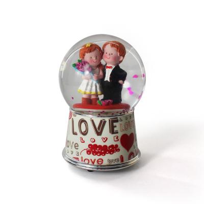 China Plastic Wedding Europe Couple Snow Globe For Wedding Small Gift for sale