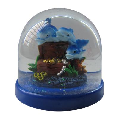 China Custom Europe Resin Dolphin Figurine Sea World Snow Globe for sale