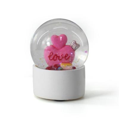 China Custom Plastic Europe Heart Shape Snow Globe for sale