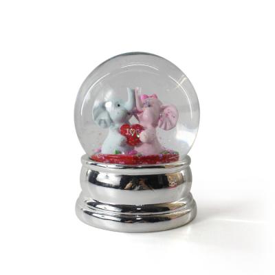 China Public Customized Wedding Favors Snow Globe for sale