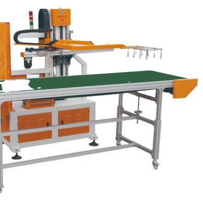 China Reliable Food Quality Save Power Automatic Standard Robot With Flexible Sucker And 3 Meters Conveyor Belt for sale