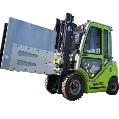 China Hotels 2Ton Forklift With Universal Attachment for sale