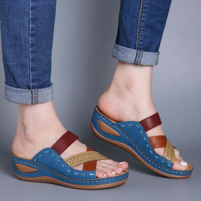 China Cavity Large Size Casual Cross Color Belt Fashion Trend Women's Quilted Slippers for sale