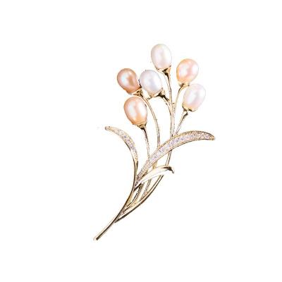 China High Quality Creative Elegant Fine Fashionable Zircon Pin Creative Elegant Fine Pin Flower Natural Pearl Jewelry Clothing Accessories Lady Brooch Wedding Gifts for sale