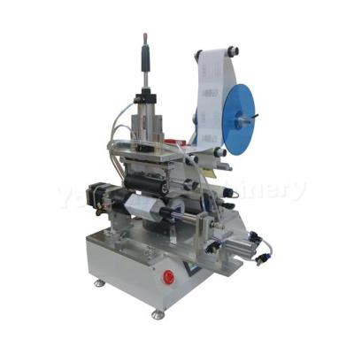 China FK616 Semi Automatic Flat Square Bottles Turning Labeling Machine Rolling Labeller Applicator Machine zu verkaufen