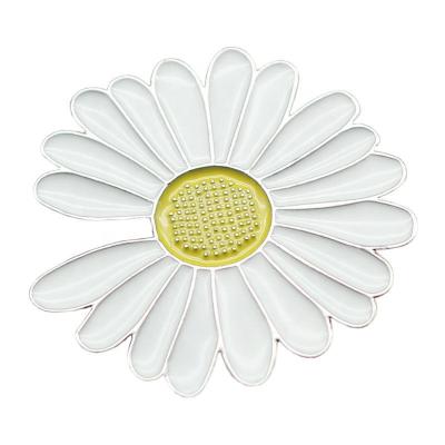 China Aluminum Custom Design Metal Daisy Pin Badge for sale