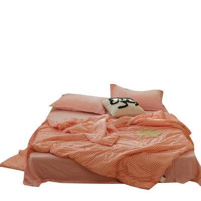 China Summer Anti-static Super Comfortable Even Slim Comforter Slim Comforter for sale