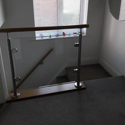 Cina Traditional Stainless Steel Flange Post Glass Railing With Glass in vendita