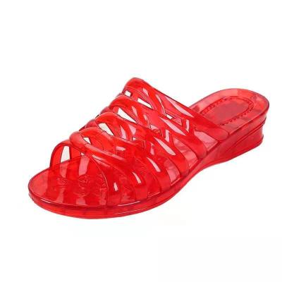 China SHOCK ABSORBING Ladies Crystal Slippers Candy Color High Lodging Slippers Jelly Slippers Transparent Breathable Beach Shoes for sale