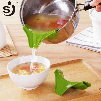 China Durable Waterproof Easy To Clean Soup Funnel Silicone Pan Pour Spout In Kitchen Convenient Tools for sale