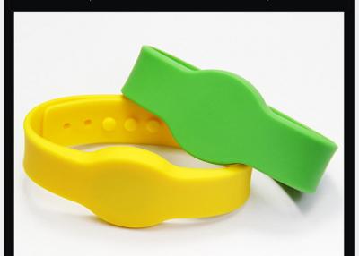 China Reading Writing Available Silicon RFID Wristband , Colorful Waterproof Silicone RFID Bracelets Tag for sale