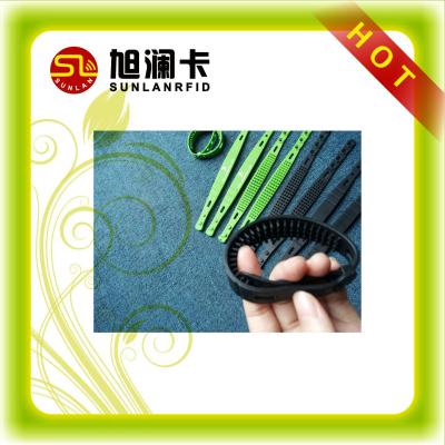 China Different Color UHF Wristband Silicone Rubber Material Adjustable Alien Chip for sale