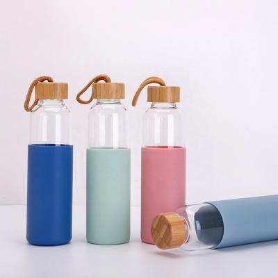 China 25oz 18oz Borosilicate Glass Sustainable Water Bottle With Bamboo Lid Non-slip Silicone Sleeve for sale