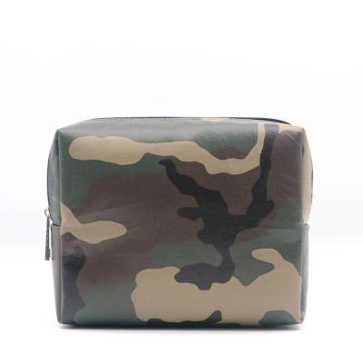 China Reusable Camouflage Pattern Medium Size Toiletry Bag Eco-friendly Hip-Hop Packaging Paper Cosmetic Bag for sale