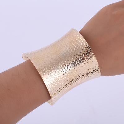 China Factory Price Nickel Free Overstated Metal Bangles Hammered Cuff Bracelet For Party for sale