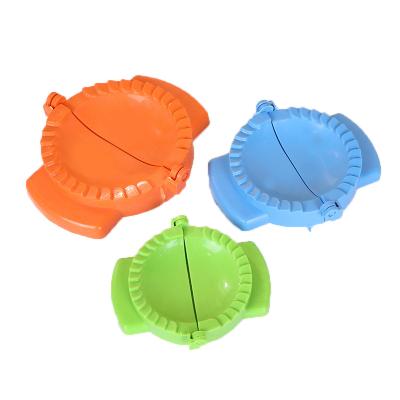 China New Arrival Sustainable Set of 3 Sizes Plastic Manual Dumpling Wrap Artifact Dough Press Dumpling Skin Rolling Dough Press for sale