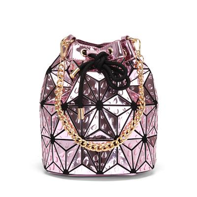 China 2021 fashion lattice handbags women's lady thoughtful chain handbag set luminous geometric holographic thoughtful ladies chain bag for sale