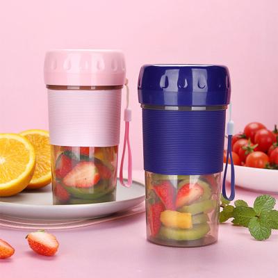 China Home Appliances 1300mAh 300ml Electric Car Extractor Machine Portable Fresh Fruit Squeezer Juicers for sale