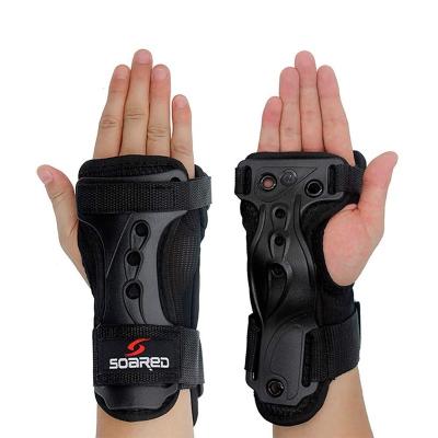 China Adjustable Skateboarding Gauntlets Skateboarding Gauntlets Hard Roller Skating Protection Ski Gloves Extended Wrist Palms Brace Support for sale