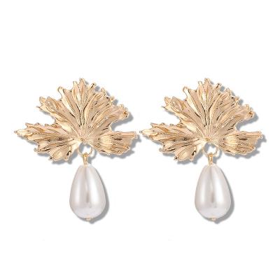 China Trendy fashion wholesale earrings pearl leaf women temperament gold maple leaf earring for women jewelry for sale