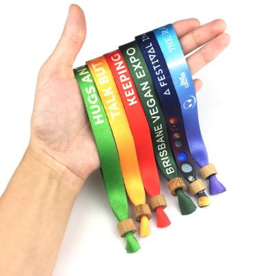 China Eco-Friendly Fabric Sublimation Custom Satin RPET Fabric Wrist Band Recycled Wristband For Events en venta