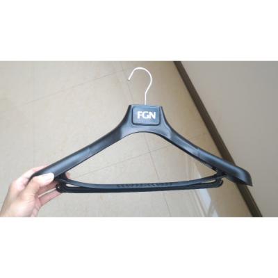 China DISPLAY Suit Hanger Jacket Hangers Plastic Coat Hanger With Bar Suit for sale