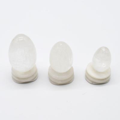 Chine Technique Polie cristalline claire Quartz Yoni œufs clairs Blanc Sacré pierre précieuse œufs de Kegel pour améliorer la santé pelvienne à vendre