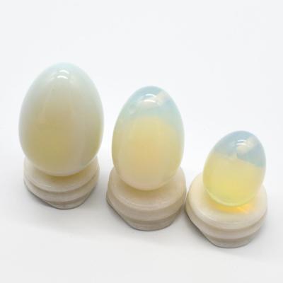 Chine Oeuf de Yoni en opalite gravé pour la méditation et la magie pierre précieuse polie quartz opal magique à vendre