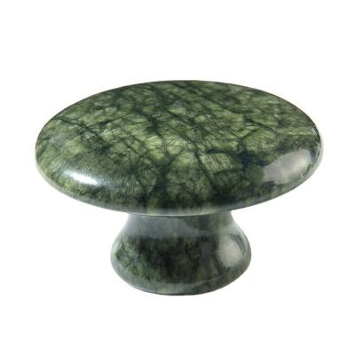 China DisponibleD verde oscuro Xiuyan Jade hongo Gua Sha herramienta para la curación del cuerpo y la terapia energética en venta