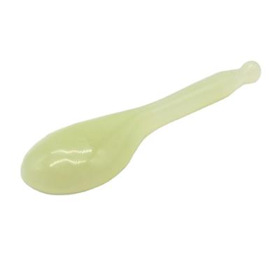 China Cuidado del cuerpo Xiuyan Jade Gua Sha herramienta de masaje de cuchara verde Guasha Scarping herramienta para la salud y el bienestar en venta